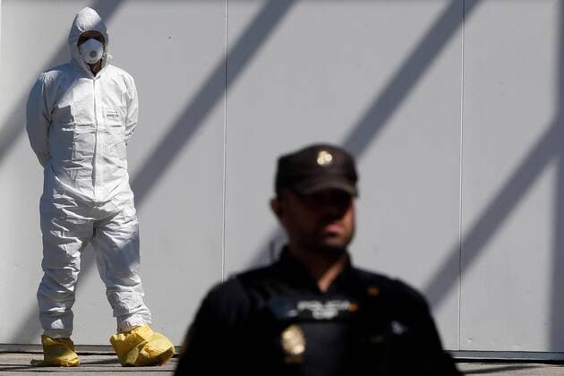 Funeral service workers (background) are seen at the morgue enabled at Palacio de Hielo, an ice skating venue, in Madrid, Spain, 26 March 2020. The catholic church has offered to chair prayers at the enabled morgue after an agreement with the city s Town Hall. The Emergency Military Unit is the force in charge of transferring the bodies of COVID-19 mortal victims to the improvised morgue. Morgue enabled at ice skating venue !ACHTUNG: NUR REDAKTIONELLE NUTZUNG!  Copyright: xKikoxHuescax(es-ES)x GRAF1996 20200326-637208325520929816