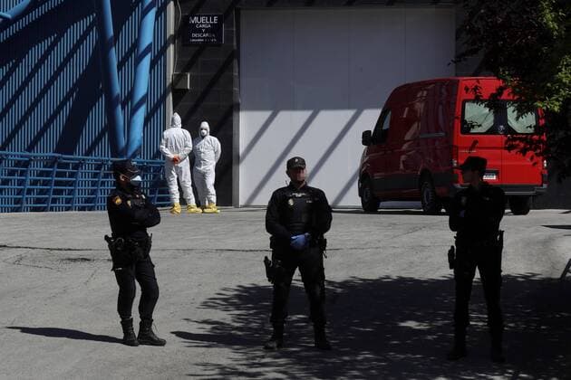 Funeral service workers (background) are seen at the morgue enabled at Palacio de Hielo, an ice skating venue, in Madrid, Spain, 26 March 2020. The catholic church has offered to chair prayers at the enabled morgue after an agreement with the city s Town Hall. The Emergency Military Unit is the force in charge of transferring the bodies of COVID-19 mortal victims to the improvised morgue. Morgue enabled at ice skating venue !ACHTUNG: NUR REDAKTIONELLE NUTZUNG!  Copyright: xKikoxHuescax(es-ES)x GRAF1992 20200326-637208325548137096