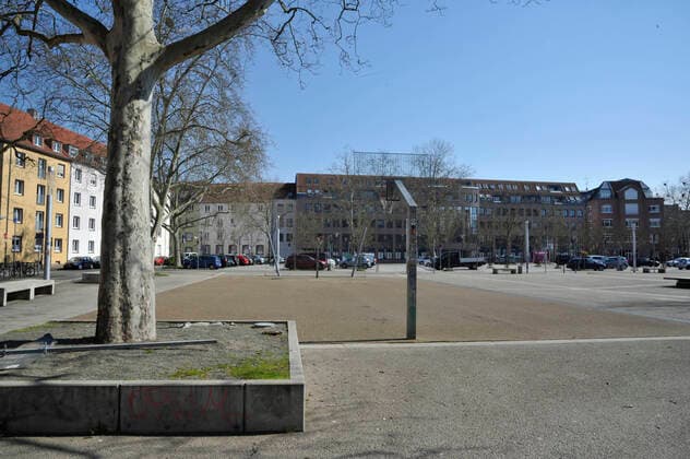 In der Corona Krise ist die Stadt Saarbrücken auch am Donnerstag (26.3.2020) wie ausgestorben. Die Ausgangsbeschränkungen führen dazu, dass die meisten Menschen zuhause bleiben. Der Landwehrplatz.