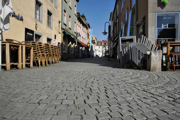 In der Corona Krise ist die Stadt Saarbrücken auch am Donnerstag (26.3.2020) wie ausgestorben. Die Ausgangsbeschränkungen führen dazu, dass die meisten Menschen zuhause bleiben. Am St.Johanner MArkt.