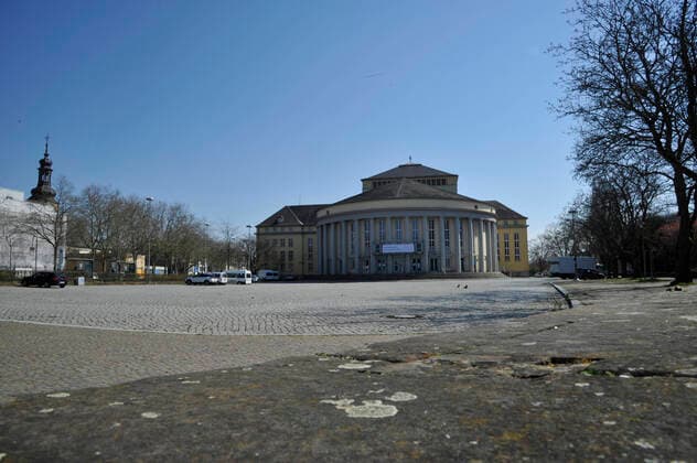 In der Corona Krise ist die Stadt Saarbrücken auch am Donnerstag (26.3.2020) wie ausgestorben. Die Ausgangsbeschränkungen führen dazu, dass die meisten Menschen zuhause bleiben. Am Staatstheater.