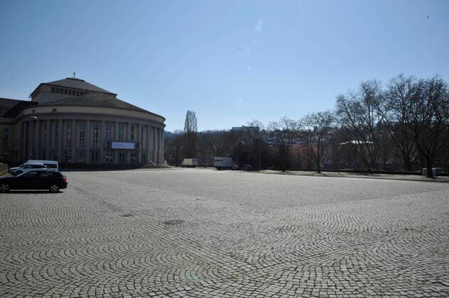 In der Corona Krise ist die Stadt Saarbrücken auch am Donnerstag (26.3.2020) wie ausgestorben. Die Ausgangsbeschränkungen führen dazu, dass die meisten Menschen zuhause bleiben. Am Staatstheater.