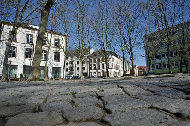 In der Corona Krise ist die Stadt Saarbrücken auch am Donnerstag (26.3.2020) wie ausgestorben. Die Ausgangsbeschränkungen führen dazu, dass die meisten Menschen zuhause bleiben. Am MAx-Ophüls Platzr.