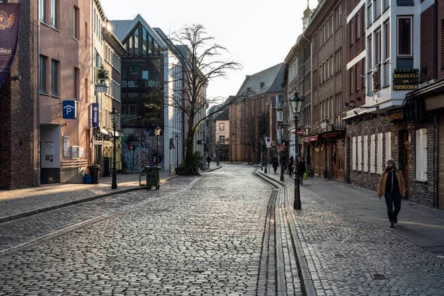 Altstadt Düsseldorf, die Ratinger Straße mit den beliebtesten Kneipen, ohne Menschen