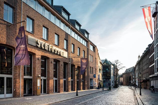 Altstadt Düsseldorf, die Ratinger Straße mit den beliebtesten Kneipen, ohne Menschen