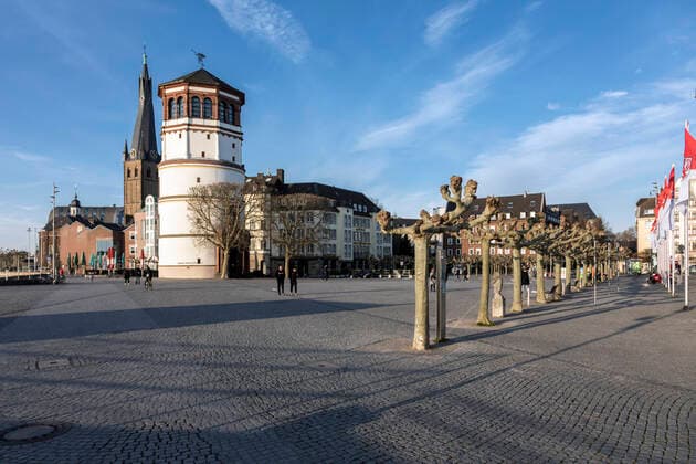 Altstadt Düsseldorf, der Burgplatz als zentraler Platz am Rhein mit Schlossturm, ungewohnt fast menschenleer