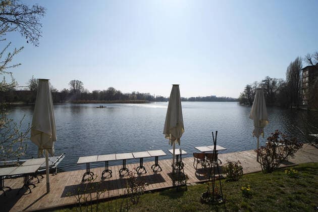 26.03.2020,Berlin,Deutschland,GER,die Stadt in Zeiten der Corona Pandemie, Eiswerder,ein Cafe ist geschlossen.Blick auf die Havel