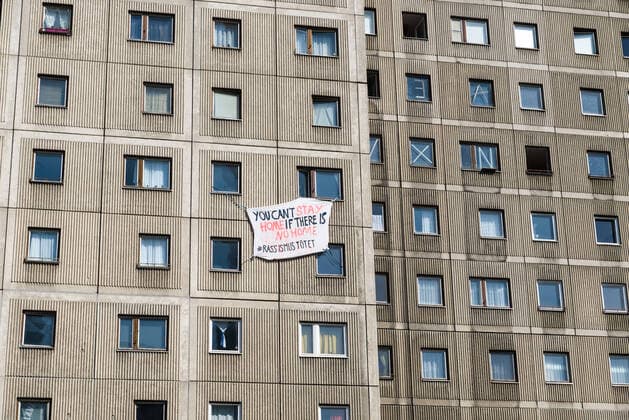 Solidaritätsbekundung für geflüchtete Menschen in Berlin-Mitte zu Zeiten von Covid-19 Auf einem Transparent in Berlin-Mitte iwird darauf hingewiesen, dass viele Menschen auf der Flucht kein Zuhause haben, wohin sie sich zurückziehen können, um sich und andere vor einer weiteren Ausbreitung von Covid-19 zu schützen., Berlin Berlin Deutschland Mitte