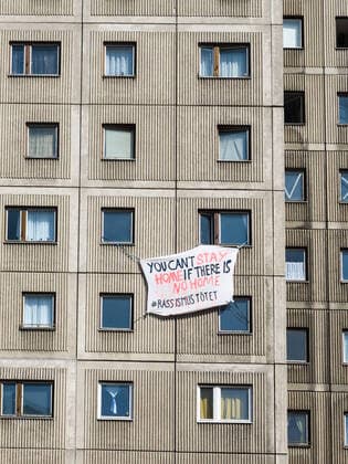 News Bilder des Tages Solidaritätsbekundung für geflüchtete Menschen in Berlin-Mitte zu Zeiten von Covid-19 Auf einem Transparent in Berlin-Mitte iwird darauf hingewiesen, dass viele Menschen auf der Flucht kein Zuhause haben, wohin sie sich zurückziehen können, um sich und andere vor einer weiteren Ausbreitung von Covid-19 zu schützen., Berlin Berlin Deutschland Mitte