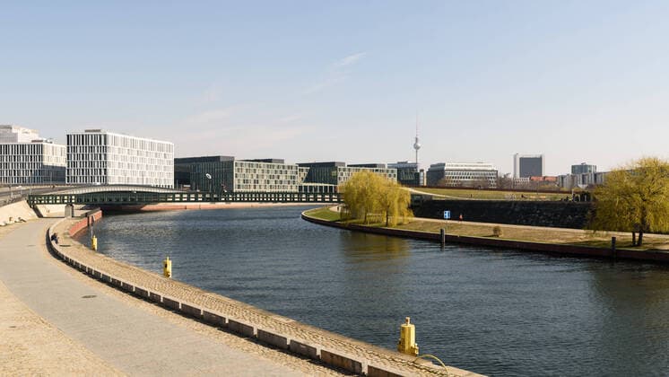 Menschenleere im Berliner Regierungsviertel zu Zeiten von Covid-19 Kaum Menschen sind im Berliner Regierungsviertel unterwegs. Aufgrund der aktuellen Covid-19 Situation und des damit zusammenhängenden Maßnahmekatalogs sind nur vereinzelt Menschen zu sehen., Berlin Berlin Deutschland Mitte