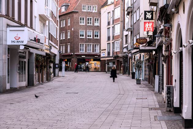 Berger Straße in der Altstadt Düsseldorf, am frühen Abend menschenleer