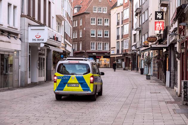 Berger Straße in der Altstadt Düsseldorf, Polizeistreife kontrolliert die Einhaltung der Maßnahmen zur Bekämpfung der Coronavirus Pandemie