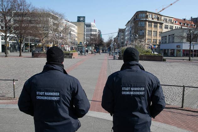 Hannover, 26.03.2020, Auswirkungen des Coronavirus, City verweist, wie hier am Steintor, Ordnungsdienst der Stadt Hannover auf Streife,