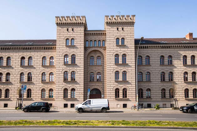 Das Finanzamt Friedrichshain-Kreuzberg in Berlin am 26. Maerz 2020. Um die Verbreitung des Coronavirus (SARS-CoV-2) zu verlangsamen beschlossen Bund und Laender weitere Restriktionen. Nachdem Museen, Theatern, Sportveranstaltungen usw verboten wurden sind seit einigen Tagen weitere verschaerfte Massnahmen in Kraft getreten wie z.B. Verbot von Versammlungen in der Oeffentlichkeit mit mehr als zwei Personen, Einhaltung von Mindestabstand zwischen Personen und Schliessung von Gastronomiebetrieben mit Ausnahme vn Abholung und Lieferung. Oeffentliches Leber weiter in Berlin wegen Coronavirus eingeschraenkt