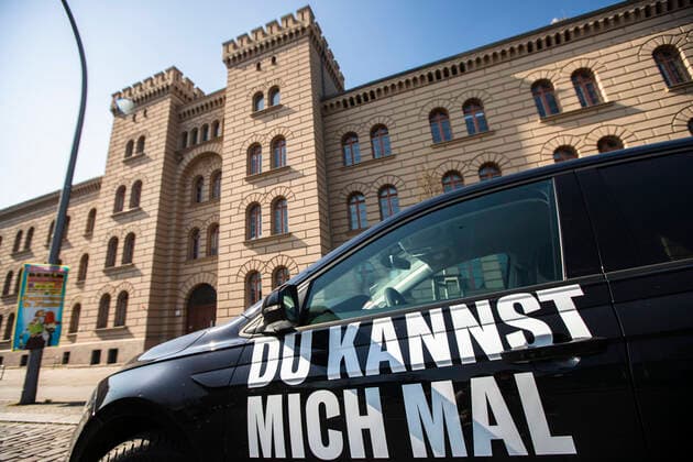 Das Motto Du kannst mich mal aud ein Auto vor dem Finanzamt Friedrichshain-Kreuzberg in Berlin am 26. Maerz 2020. Um die Verbreitung des Coronavirus (SARS-CoV-2) zu verlangsamen beschlossen Bund und Laender weitere Restriktionen. Nachdem Museen, Theatern, Sportveranstaltungen usw verboten wurden sind seit einigen Tagen weitere verschaerfte Massnahmen in Kraft getreten wie z.B. Verbot von Versammlungen in der Oeffentlichkeit mit mehr als zwei Personen, Einhaltung von Mindestabstand zwischen Personen und Schliessung von Gastronomiebetrieben mit Ausnahme vn Abholung und Lieferung. Oeffentliches Leber weiter in Berlin wegen Coronavirus eingeschraenkt