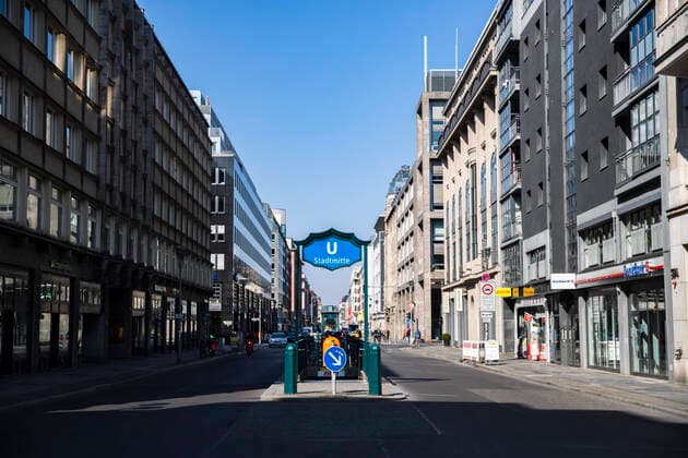 Leere Friedrichstrasse und Bahnhof Stadtmitte in Berlin am 26. Maerz 2020. Um die Verbreitung des Coronavirus (SARS-CoV-2) zu verlangsamen beschlossen Bund und Laender weitere Restriktionen. Nachdem Museen, Theatern, Sportveranstaltungen usw verboten wurden sind seit einigen Tagen weitere verschaerfte Massnahmen in Kraft getreten wie z.B. Verbot von Versammlungen in der Oeffentlichkeit mit mehr als zwei Personen, Einhaltung von Mindestabstand zwischen Personen und Schliessung von Gastronomiebetrieben mit Ausnahme vn Abholung und Lieferung. Oeffentliches Leber weiter in Berlin wegen Coronavirus eingeschraenkt