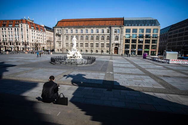 Ein Mann geniesst ein Bier auf den Treffen des Konzerthauses in Berlin am 26. Maerz 2020. Um die Verbreitung des Coronavirus (SARS-CoV-2) zu verlangsamen beschlossen Bund und Laender weitere Restriktionen. Nachdem Museen, Theatern, Sportveranstaltungen usw verboten wurden sind seit einigen Tagen weitere verschaerfte Massnahmen in Kraft getreten wie z.B. Verbot von Versammlungen in der Oeffentlichkeit mit mehr als zwei Personen, Einhaltung von Mindestabstand zwischen Personen und Schliessung von Gastronomiebetrieben mit Ausnahme vn Abholung und Lieferung. Oeffentliches Leber weiter in Berlin wegen Coronavirus eingeschraenkt