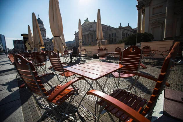 News Bilder des Tages Leere Stuehle in einem Cafe am Gendarmenmarkt in Berlin am 26. Maerz 2020. Um die Verbreitung des Coronavirus (SARS-CoV-2) zu verlangsamen beschlossen Bund und Laender weitere Restriktionen. Nachdem Museen, Theatern, Sportveranstaltungen usw verboten wurden sind seit einigen Tagen weitere verschaerfte Massnahmen in Kraft getreten wie z.B. Verbot von Versammlungen in der Oeffentlichkeit mit mehr als zwei Personen, Einhaltung von Mindestabstand zwischen Personen und Schliessung von Gastronomiebetrieben mit Ausnahme vn Abholung und Lieferung. Oeffentliches Leber weiter in Berlin wegen Coronavirus eingeschraenkt
