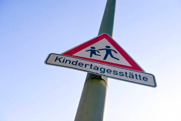 25.03.2020, xmbx, Corona covid-19 Kinderbetreuung Schild mit der Aufschrift Kindertagesstätte. Gerade die Betreung ihrer Kinder ist für viele Eltern die jetzt im Home Office arbeiten schwierig. Lokal, Hanau, MKK, Corona, Coronavirus, Covid-19, Desinfektion, Epedemie, Gesundheit, Hygiene, Krankheit, Krise, Pandemie, Virus, Kinder, Kinderbetreuung, Kita, Kindertagesstätte, Schild, geschlossen, Hanau Hessen Deutschland (DEU)