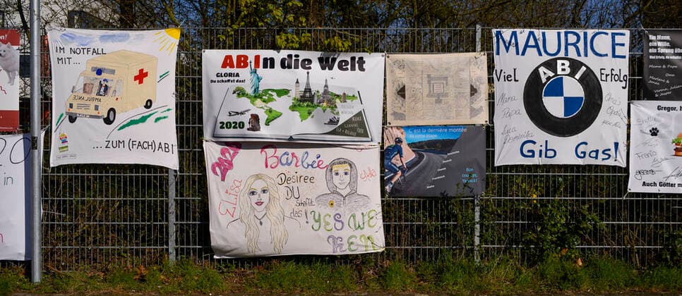 25.03.2020, xmbx, Corona covid-19 Bildung Auf einem der Abitur-Plakate an einer Hanauer Schule steht Im Notfall mit Ambulance zum (Fach) Abi. Lokal, Hanau, MKK, Virus, Pandemie, Corona, Coronavirus, Krise, Covid-19, Unterricht, Schule, Abitur, Prüfung, Notfall, Krankenwagen, Rettungswagen, Unterrichtsausfall, durchgefallen, bestanden, Bildung, Bildungssystem, Gesundheit, Krankheit, Hanau Hessen Deutschland (DEU)