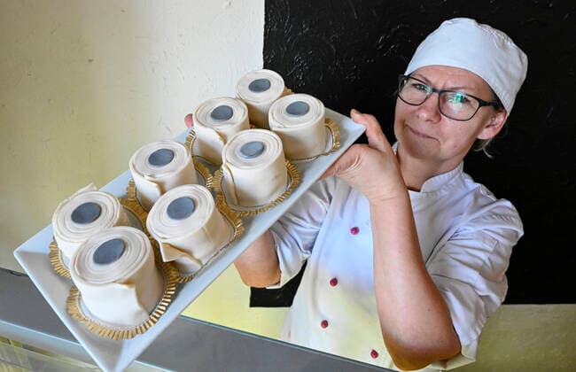 Bilder des Jahres 2020, News 03 März News Themen der Woche KW13 News Bilder des Tages Baker Ella Sjögren at Fantasitartor (Fantasy Cakes) in Landskrona, Sweden, creates incredibles cake that looks exactly like a roll of toilet paper. LANDSKRONA Sweden x50090x *** Baker Ella Sjögren at Fantasitartor Fantasy Cakes in Landskrona, Sweden, creates incredibles cake that looks exactly like a roll of toilet paper LANDSKRONA Sweden x50090x,  Copyright: xJohanxNilsson TTx TOILET ROLL CAKES