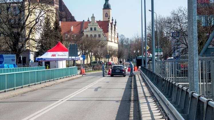 Grenzkontrollen in Schutzanzügen 26.03.2020, 15:00 Uhr, Landesgrenz Polen Guben Gubin Fotograf: LausitzNews.de Jörg-Peter Rademacher An der Grenze von Guben wird derzeit intensiv kontrolliert. Alle Personen agieren in Schutzanzügen. In der Nacht soll die Grenze dann auch für Berufspendler geschlossen werden. Guben Brandenburg Deutschland Copyright: xLausitzNews.de xJörg-PeterxRademacherx