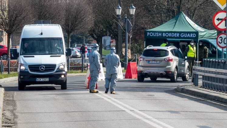 Grenzkontrollen in Schutzanzügen 26.03.2020, 15:00 Uhr, Landesgrenz Polen Guben Gubin Fotograf: LausitzNews.de Jörg-Peter Rademacher An der Grenze von Guben wird derzeit intensiv kontrolliert. Alle Personen agieren in Schutzanzügen. In der Nacht soll die Grenze dann auch für Berufspendler geschlossen werden. Guben Brandenburg Deutschland Copyright: xLausitzNews.de xJörg-PeterxRademacherx