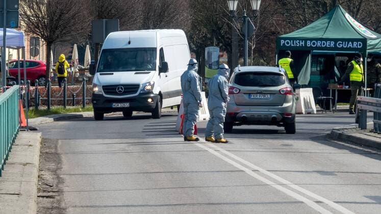 News Bilder des Tages Grenzkontrollen in Schutzanzügen 26.03.2020, 15:00 Uhr, Landesgrenz Polen Guben Gubin Fotograf: LausitzNews.de Jörg-Peter Rademacher An der Grenze von Guben wird derzeit intensiv kontrolliert. Alle Personen agieren in Schutzanzügen. In der Nacht soll die Grenze dann auch für Berufspendler geschlossen werden. Guben Brandenburg Deutschland Copyright: xLausitzNews.de xJörg-PeterxRademacherx