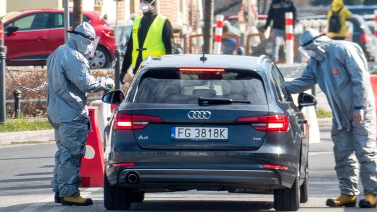 Grenzkontrollen in Schutzanzügen 26.03.2020, 15:00 Uhr, Landesgrenz Polen Guben Gubin Fotograf: LausitzNews.de Jörg-Peter Rademacher An der Grenze von Guben wird derzeit intensiv kontrolliert. Alle Personen agieren in Schutzanzügen. In der Nacht soll die Grenze dann auch für Berufspendler geschlossen werden. Guben Brandenburg Deutschland Copyright: xLausitzNews.de xJörg-PeterxRademacherx