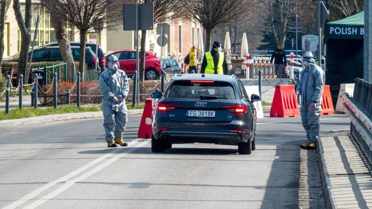 Grenzkontrollen in Schutzanzügen 26.03.2020, 15:00 Uhr, Landesgrenz Polen Guben Gubin Fotograf: LausitzNews.de Jörg-Peter Rademacher An der Grenze von Guben wird derzeit intensiv kontrolliert. Alle Personen agieren in Schutzanzügen. In der Nacht soll die Grenze dann auch für Berufspendler geschlossen werden. Guben Brandenburg Deutschland Copyright: xLausitzNews.de xJörg-PeterxRademacherx
