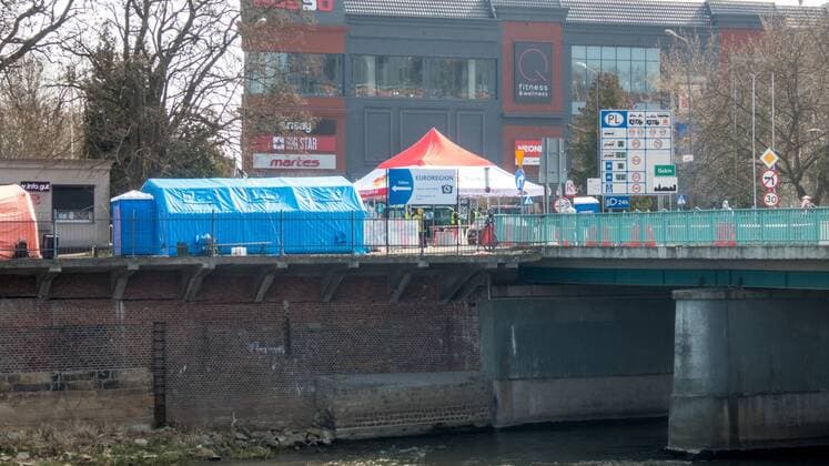 Grenzkontrollen in Schutzanzügen 26.03.2020, 15:00 Uhr, Landesgrenz Polen Guben Gubin Fotograf: LausitzNews.de Jörg-Peter Rademacher An der Grenze von Guben wird derzeit intensiv kontrolliert. Alle Personen agieren in Schutzanzügen. In der Nacht soll die Grenze dann auch für Berufspendler geschlossen werden. Guben Brandenburg Deutschland Copyright: xLausitzNews.de xJörg-PeterxRademacherx