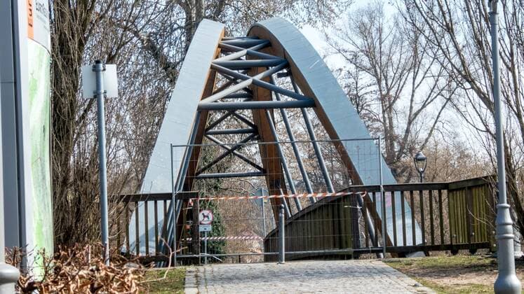 Grenzkontrollen in Schutzanzügen 26.03.2020, 15:00 Uhr, Landesgrenz Polen Guben Gubin Fotograf: LausitzNews.de Jörg-Peter Rademacher An der Grenze von Guben wird derzeit intensiv kontrolliert. Alle Personen agieren in Schutzanzügen. In der Nacht soll die Grenze dann auch für Berufspendler geschlossen werden. Guben Brandenburg Deutschland Copyright: xLausitzNews.de xJörg-PeterxRademacherx