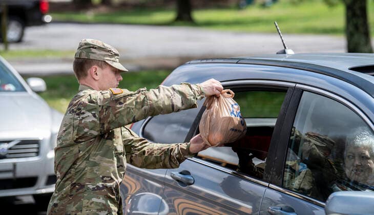 March 25, 2020, Lewisburg, WV, United States: West Virginia National Guard soldiers distribute prepared meals for more than 3,600 school-age students throughout Greenbrier County in support of COVID-19, coronavirus quarantine orders March 25, 2020 in Lewisburg, West Virginia. Lewisburg United States - ZUMAp138 20200325_zaa_p138_018 Copyright: xEdwinxL.xWriston UsxArmyx
