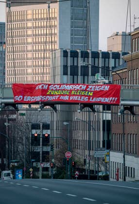 Grosses Banner ruft auf, zu Hause zu bleiben, fordert Solidarität, Alfredstrasse, B224, Auswirkungen der Coronavirus Pandemie in Deutschland, Essen,