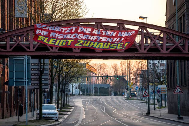 Grosses Banner ruft auf, zu Hause zu bleiben, fordert Solidarität, Altendorfer Strasse, Auswirkungen der Coronavirus Pandemie in Deutschland, Essen,