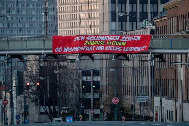 Grosses Banner ruft auf, zu Hause zu bleiben, fordert Solidarität, Alfredstrasse, B224, Auswirkungen der Coronavirus Pandemie in Deutschland, Essen,