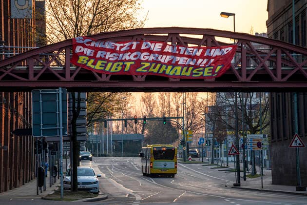Grosses Banner ruft auf, zu Hause zu bleiben, fordert Solidarität, Altendorfer Strasse, Auswirkungen der Coronavirus Pandemie in Deutschland, Essen,