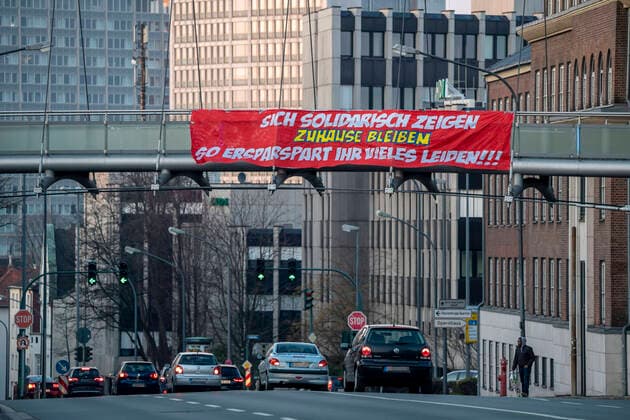 Grosses Banner ruft auf, zu Hause zu bleiben, fordert Solidarität, Alfredstrasse, B224, Auswirkungen der Coronavirus Pandemie in Deutschland, Essen,