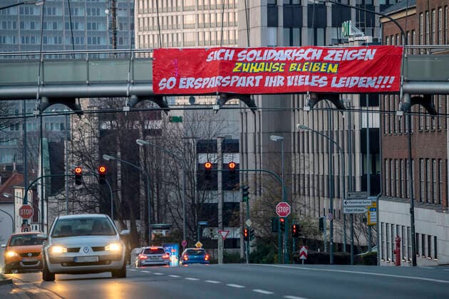 Grosses Banner ruft auf, zu Hause zu bleiben, fordert Solidarität, Alfredstrasse, B224, Auswirkungen der Coronavirus Pandemie in Deutschland, Essen,