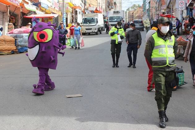 View of dolls of the police, representing coronavirus, in La Paz, Bolivia, 26 March 2020. One is phosphorescent yellow and the other purple, both have malicious smiles and, although they represent the fearsome coronavirus that has put the world in crisis, their mission is to help the Bolivian Police on the streets by raising awareness about the care that must be taken to avoid the virus. COVID-19 dolls, the original idea of the Bolivian Police !ACHTUNG: NUR REDAKTIONELLE NUTZUNG!  Copyright: xLuisxÁngelxReglerox AME8105 20200326-637208507493784479