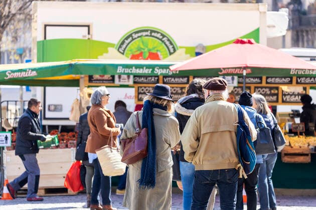 Stuttgart, 26.03.2020: Wochenmarkt in Stuttgart. Die Marktbeschicker bitten um etwas Abstand, und die Kunden respektieren es. Trotz Krise sind die Stände gut besucht. DEU, Deutschland, Baden-Württemberg