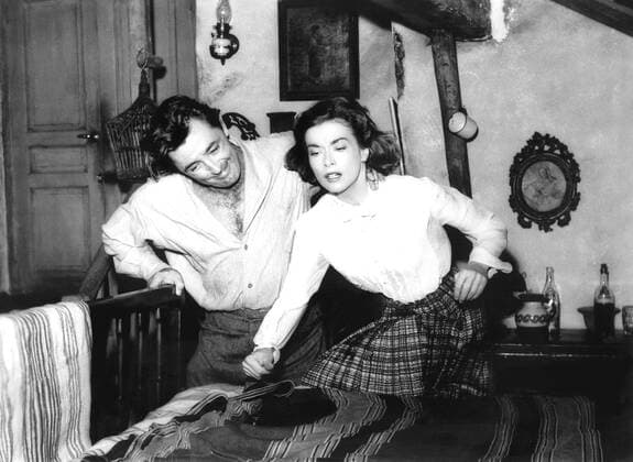 THE ANGRY HILLS, Robert Mitchum, Elisabeth Muller, 1959 Courtesy Everett Collection !ACHTUNG AUFNAHMEDATUM GESCHÃ„TZT! PUBLICATIONXNOTxINxCANxCHNxFRAxITAxJPNxNORxPOLxRUSxESPxUKxUSA Copyright: xCourtesyxEverettxCollectionx MBDANHI EC010