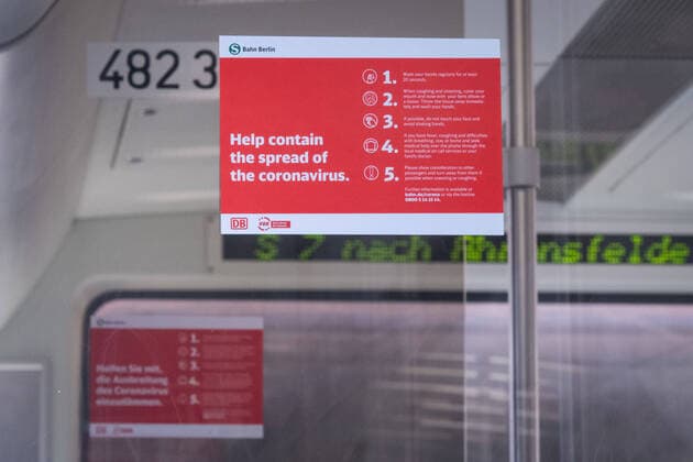 Coronavirus, Eindrücke aus Berlin Deutschland, Berlin - 26.03.2020: Im Bild ist ein Schild mit Hygienevorschriften in einer berliner S-Bahn zu sehen. Berlin Berlin Deutschland