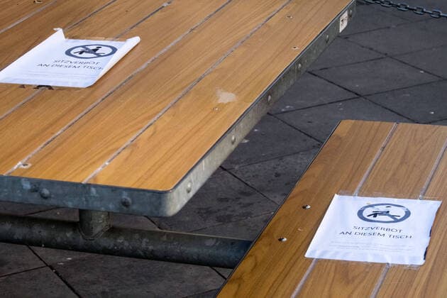 Coronavirus, Eindrücke aus Berlin Deutschland, Berlin - 26.03.2020: Im Bild sind Schilder auf einem Tisch und einer Bank mit der Aufschrift Sitzverbot an diesem Tisch zu sehen. Berlin Berlin Deutschland