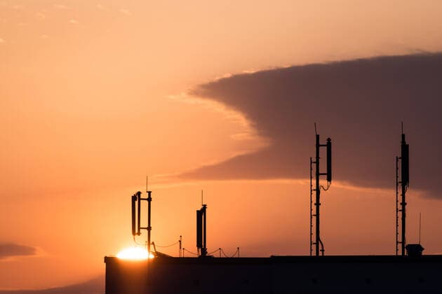 Coronavirus, Eindrücke aus Berlin Deutschland, Berlin - 26.03.2020: Im Bild ist der Sonneuntergang hinter einem Hochhaus zu sehen. Berlin Berlin Deutschland