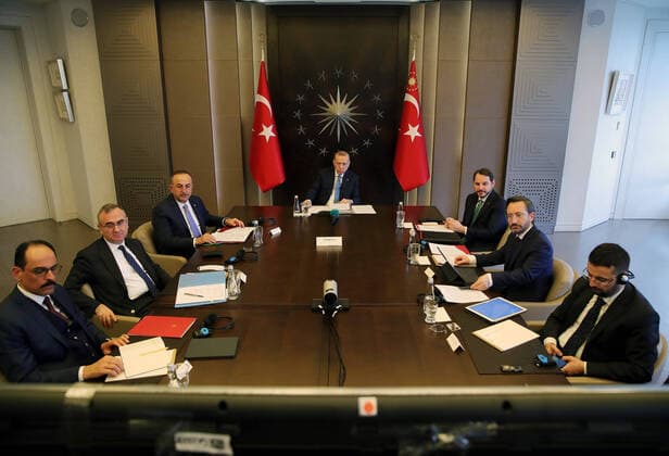 News Bilder des Tages (200326) -- ISTANBUL, March 26, 2020 (Xinhua) -- Turkish President Recep Tayyip Erdogan (Rear) attends the G20 Extraordinary Virtual Leaders Summit on COVID-19 via video link in Istanbul, Turkey, on March 26, 2020. Turkish President Recep Tayyip Erdogan on Thursday urged the world countries to exert immediate joint efforts to combat the outbreak of the COVID-19, local media reported. (Xinhua) TURKEY-ISTANBUL-ERDOGAN-G20-COVID-19 