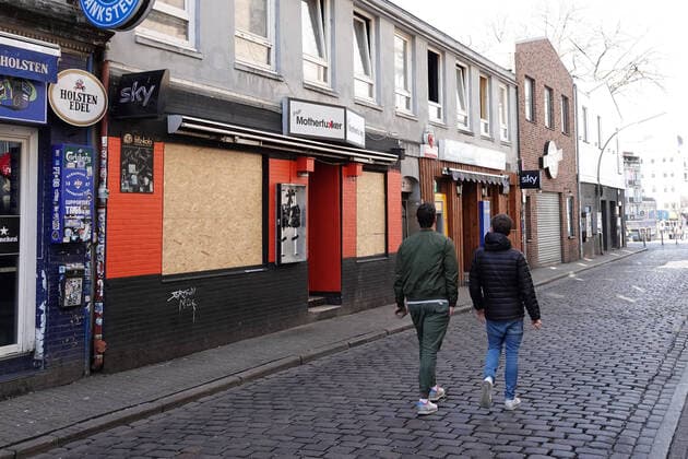 Kontaktverbot - Impressionen vom Hamburger Kiez 26.03.2020, DEU, Deutschland, Hamburg: Mit Spanplatten verrammelt sind Fenster von Lokalen auf St. Pauli. Auf dem Hamburger Kiez auf St. Pauli sind wegen der Coronakrise sämtliche Kneipen, Restaurants, Bordelle und Veranstaltungsstätten geschlossen. Hamburg Hamburg Deutschland