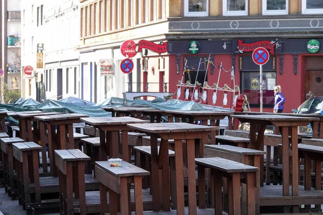 Kontaktverbot - Impressionen vom Hamburger Kiez 26.03.2020, DEU, Deutschland, Hamburg: Leere Tische und Bänke stehen am Hans-Albers-Platz auf St.Pauli. Auf dem Hamburger Kiez sind wegen der Coronakrise sämtliche Kneipen, Restaurants, Bordelle und Veranstaltungsstätten geschlossen. Hamburg Hamburg Deutschland