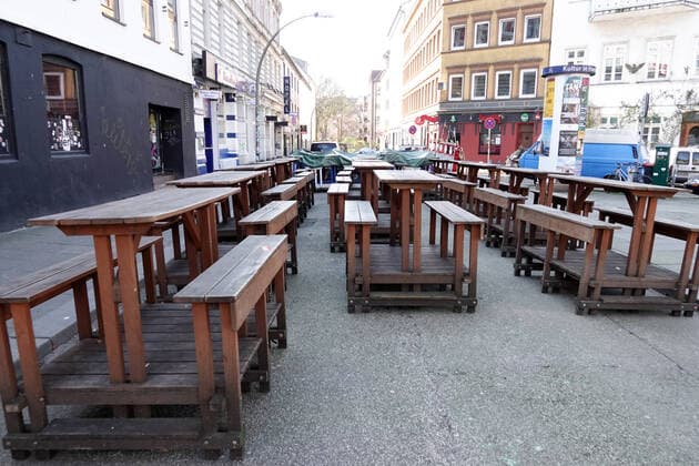 Kontaktverbot - Impressionen vom Hamburger Kiez 26.03.2020, DEU, Deutschland, Hamburg: Leere Tische und Bänke stehen am Hans-Albers-Platz auf St.Pauli. Auf dem Hamburger Kiez sind wegen der Coronakrise sämtliche Kneipen, Restaurants, Bordelle und Veranstaltungsstätten geschlossen. Hamburg Hamburg Deutschland