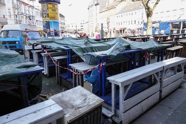 Kontaktverbot - Impressionen vom Hamburger Kiez 26.03.2020, DEU, Deutschland, Hamburg: Leere, mit Planen abgedeckte Tische und Bänke stehen am Hans-Albers-Platz auf St.Pauli. Auf dem Hamburger Kiez sind wegen der Coronakrise sämtliche Kneipen, Restaurants, Bordelle und Veranstaltungsstätten geschlossen. Hamburg Hamburg Deutschland
